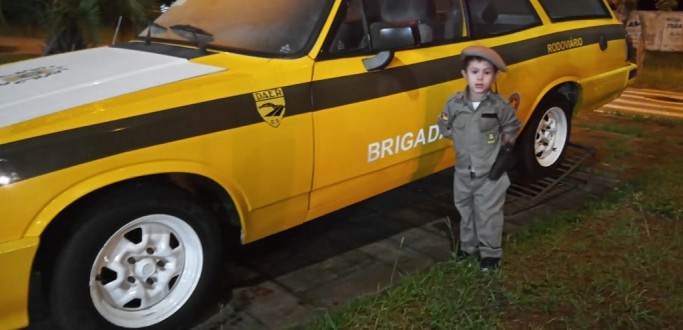 MENINO DE RG VISITA A SEDE DO 2� BRBM VESTIDO COMO UM BRIGADIANO