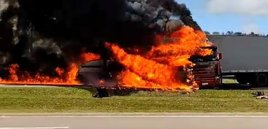 TRABALHADORES FICAM FERIDOS EM ACIDENTE ENTRE CAMINHO E MQUINAS NA BR 116, EM SLS