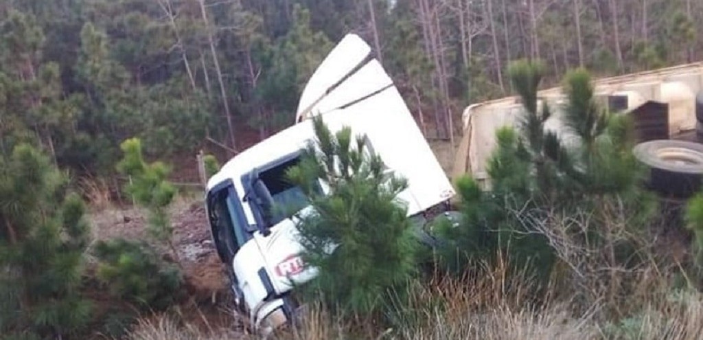 MOTORISTA PERDE O CONTROLE E TOMBA CAMINHO EM SO JOS DO NORTE