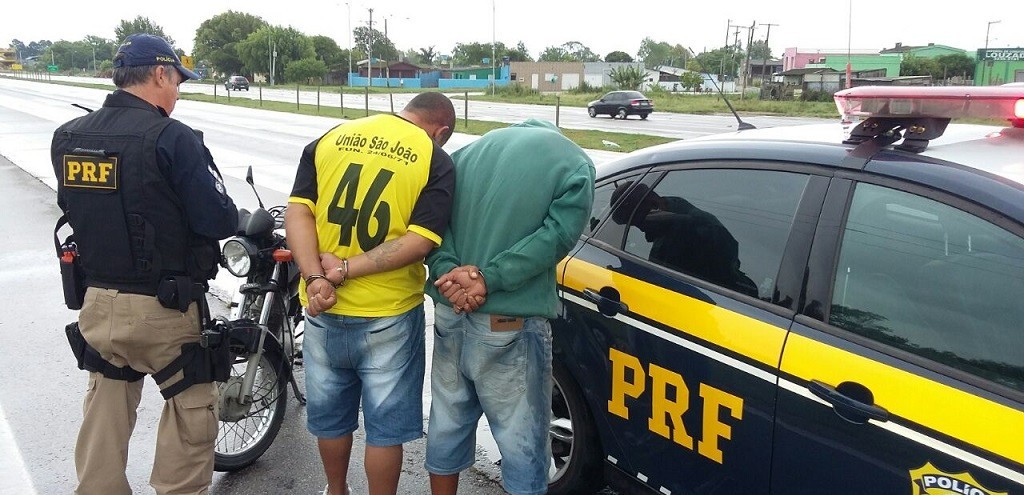 PRF PRENDE DUPLA ARMADA E COM MOTO ATRASADA NA BR 392