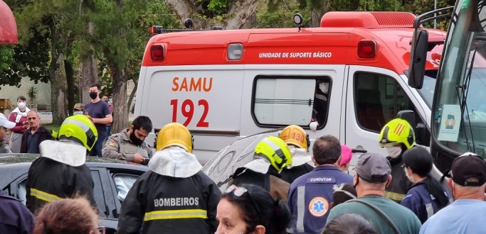 COLISO ENTRE CARRO E NIBUS DEIXA DUAS PESSOAS FERIDAS NO CENTRO