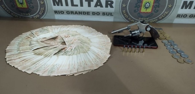 BM PRENDE HOMEM ARMADO E COM MAIS DE R$ 5 MIL NO INTERIOR DE UM AUTOMVEL, EM PELOTAS