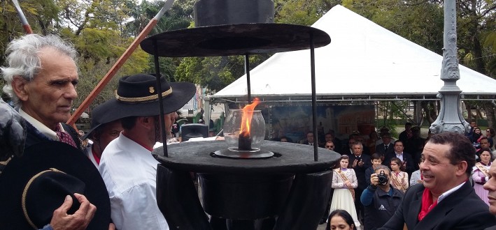 CHAMA CRIOULA � ACESA E D� IN�CIO � SEMANA FARROUPILHA NO MUNIC�PIO