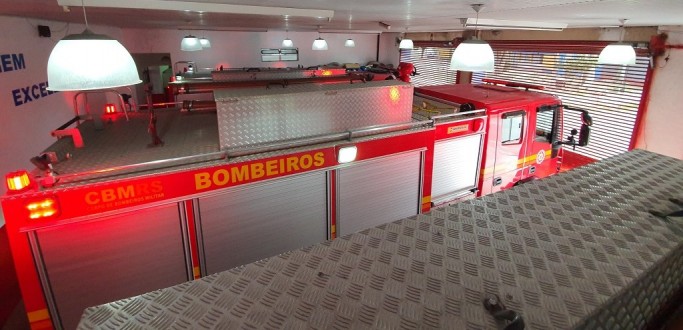 CASA DE MADEIRA � DESTRU�DA POR INC�NDIO NO BAIRRO NOSSA SENHORA DE F�TIMA