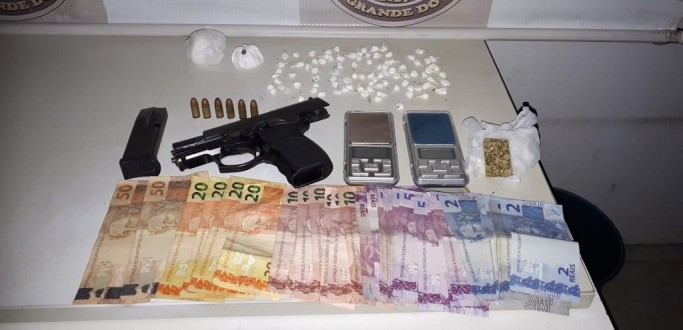 FORA TTICA PRENDE DOIS HOMENS E APREENDE UM ADOLESCENTE POR TRFICO NO BAIRRO AMRICA