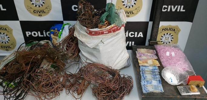 MULHER � PRESA POR TR�FICO DE DROGAS NO BAIRRO S�O MIGUEL