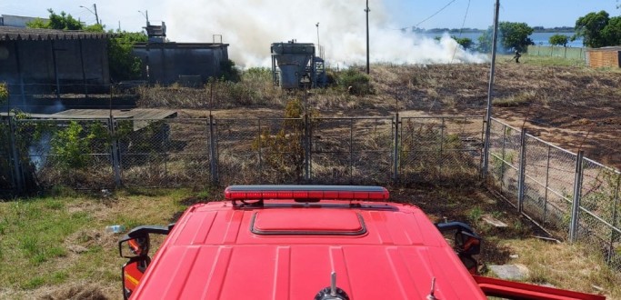 INC�NDIO ATINGE �REA DE VEGETA��O AOS FUNDOS DE ANTIGA IND�STRIA DE PESCADOS DE RG