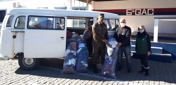 6� GAC REALIZA ENTREGA DE AGASALHOS RECOLHIDOS DURANTE CAMPANHA