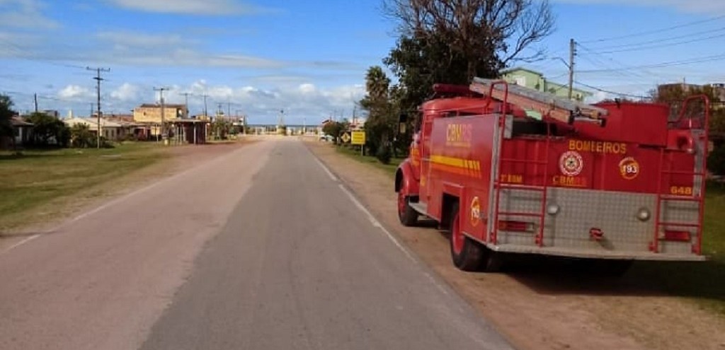MOTOCICLISTA FRATURA AS DUAS PERNAS EM ACIDENTE NA BEIRA DA PRAIA DO HERMENEGILDO