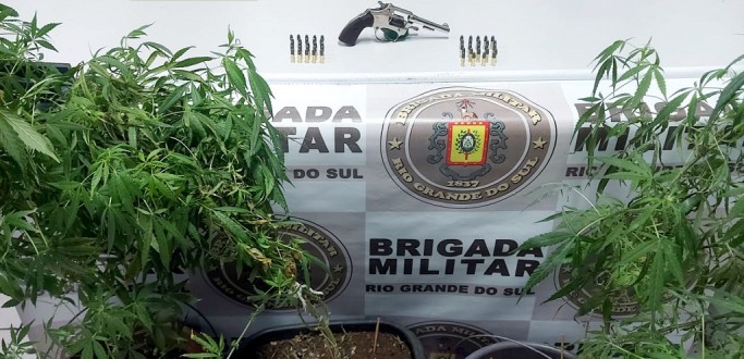 FOR�A T�TICA PRENDE HOMEM COM ARMA, MUNI��ES E P�S DE MACONHA, EM RG