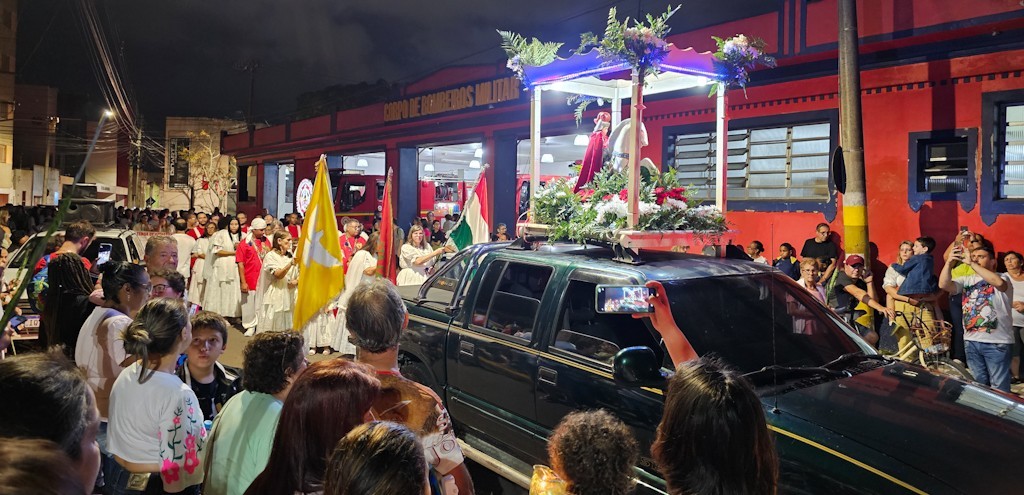 UMBANDISTAS HOMENAGEIAM OGUM COM CAMINHADA DE F