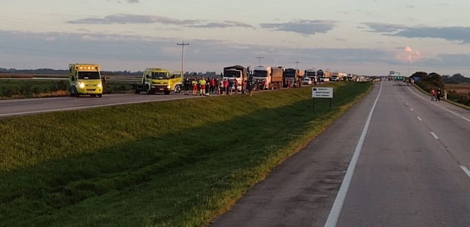 BR 392 TER BLOQUEIO DURANTE A TARDE PARA RETIRADA DE CAMINHO TOMBADO