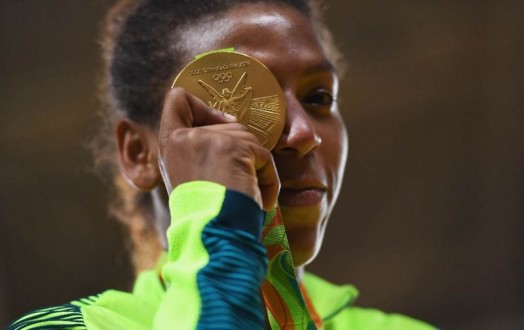 JUDOCA RAFAELA SILVA D PRIMEIRA MEDALHA DE OURO AO BRASIL