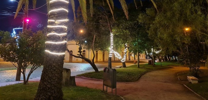 PRA�A XAVIER FERREIRA RECEBE DECORA��O NATALINA PARA S�RIE DE EVENTOS NO CENTRO