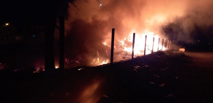 BOMBEIROS COMBATEM INCNDIO EM ANTIGA CENTRAL DE DESCARTE, NA BUARQUE DE MACEDO