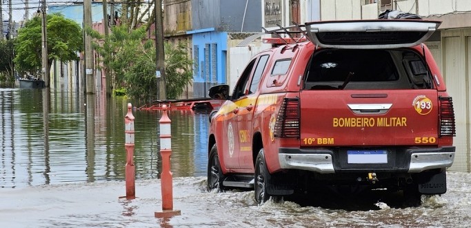 �GUAS AVAN�AM E 600 PESSOAS S�O RESGATADAS DURANTE A MADRUGADA, EM RG
