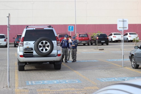 PRA�A RIO GRANDE SHOPPING E GRUPO ESCOTEIROS SILVA PAES APLICAM MULTAS MORAIS EM MOTORISTAS