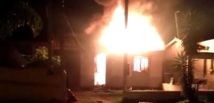 BOMBEIROS COMBATEM INC�NDIO EM RESID�NCIA, NO BAIRRO ARCO-�RIS, EM PELOTAS