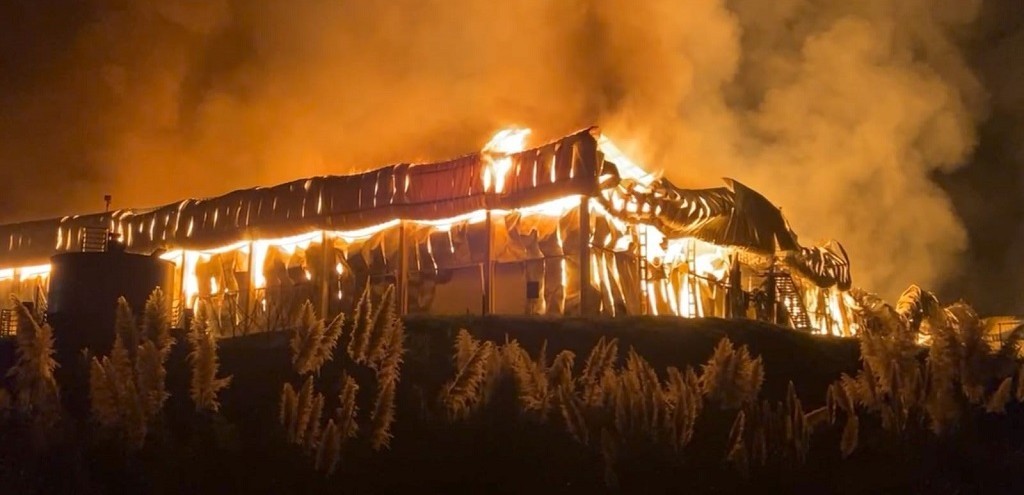 BOMBEIROS ATUARAM DURANTE TODA A MADRUGADA PARA CONTER INC�NDIO EM IND�STRIA DE VACARIA