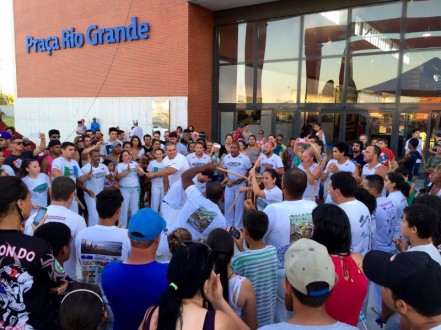 RODA DE CAPOEIRA CELEBRAR DIA DA CONSCINCIA NEGRA NO SHOPPING PRAA RIO GRANDE