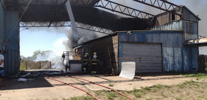 INCNDIOS MOBILIZAM O CORPO DE BOMBEIROS NESTE FINAL DE SEMANA, EM RIO GRANDE