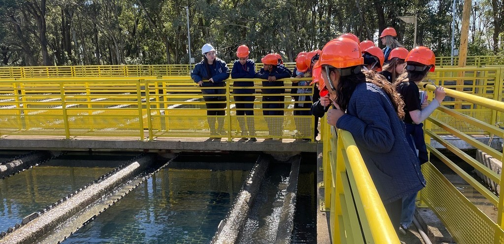ESTUDANTES DA ESCOLA MATE AMARGO VISITAM ESTAO DE TRATAMENTO DE GUA DA CORSAN