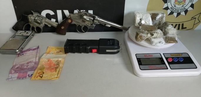 MULHER � PRESA POR PORTE ILEGAL DE ARMA E TR�FICO DE DROGAS, NA HIDR�ULICA