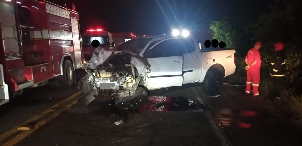 COLISO ENTRE DUAS CAMINHONETES MATA UMA PESSOA NA BR 116, EM TAPES