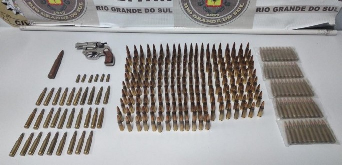 VECULO COM MUNIES  LOCALIZADO PELA FORA TTICA NA GENERAL OSRIO, EM RIO GRANDE