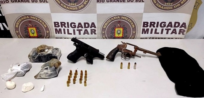 BM DE RG PRENDE SEIS PESSOAS E APREENDE DOIS ADOLESCENTES DURANTE O FINAL DE SEMANA