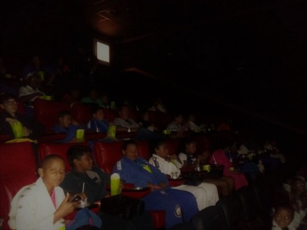 DOS TATAMES PARA O CINEMA: INTEGRANTES DE PROJETO SOCIAL RIO-GRANDINO GANHARAM SESSO EXCLUSIVA NESTA QUARTA-FEIRA 