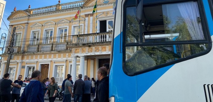 PREFEITURA ANUNCIA QUE N�O RENOVAR� CONTRATO COM A NOIVA DO MAR E FUNCION�RIOS PROTESTAM NO CENTRO