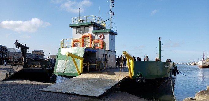 PRINCPIO DE INCNDIO ATINGE BALSA QUE REALIZA A TRAVESSIA DE VECULOS