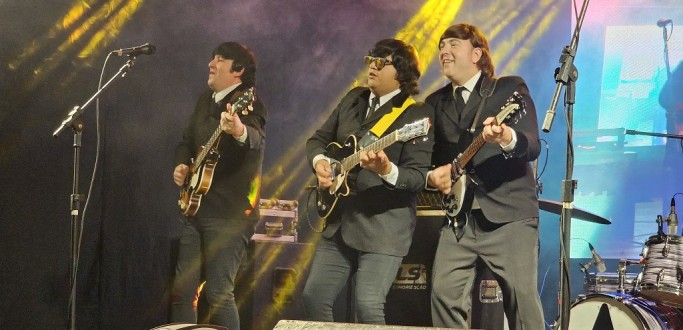 SHOW DA BANDA STAR BEATLES RENE MILHARES DE PESSOAS NO SHOPPING PRAA RIO GRANDE